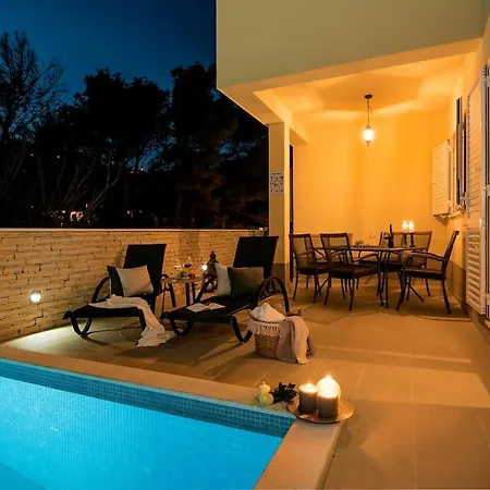 Teivara Private Pool - Heated Pool & Parking Апартаменти *