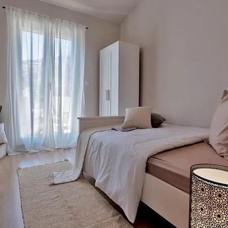 Teivara Private Pool - Heated Pool & Parking Апартаменти *