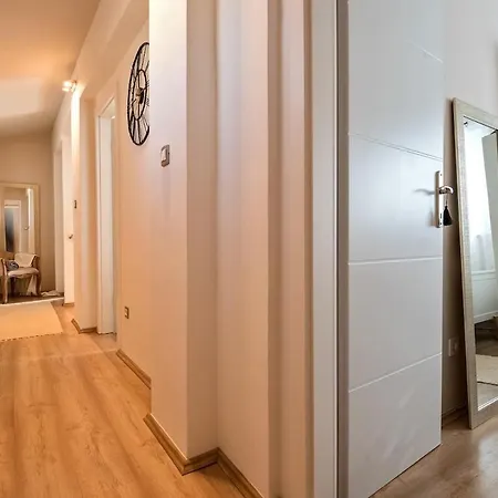 Апартаменти Teivara Private Pool - Heated Pool & Parking Zrnovnica
